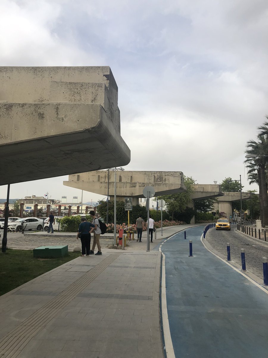 saditekin's tweet image. şimdi size çiçeklere ateş eden adamlardan bahsedicem, toplanın.

25 küsür sene evvel çok şeritli bir yol geçirmek için Kordon’un doldurulmaya başlanmasını ve son anda projenin iptaliyle Alsancak Liman’da yalnız kalan 8 adet viyadük ayağını hemen hemen her İzmirli bilir.