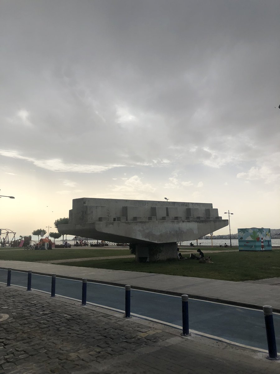 saditekin's tweet image. şimdi size çiçeklere ateş eden adamlardan bahsedicem, toplanın.

25 küsür sene evvel çok şeritli bir yol geçirmek için Kordon’un doldurulmaya başlanmasını ve son anda projenin iptaliyle Alsancak Liman’da yalnız kalan 8 adet viyadük ayağını hemen hemen her İzmirli bilir.