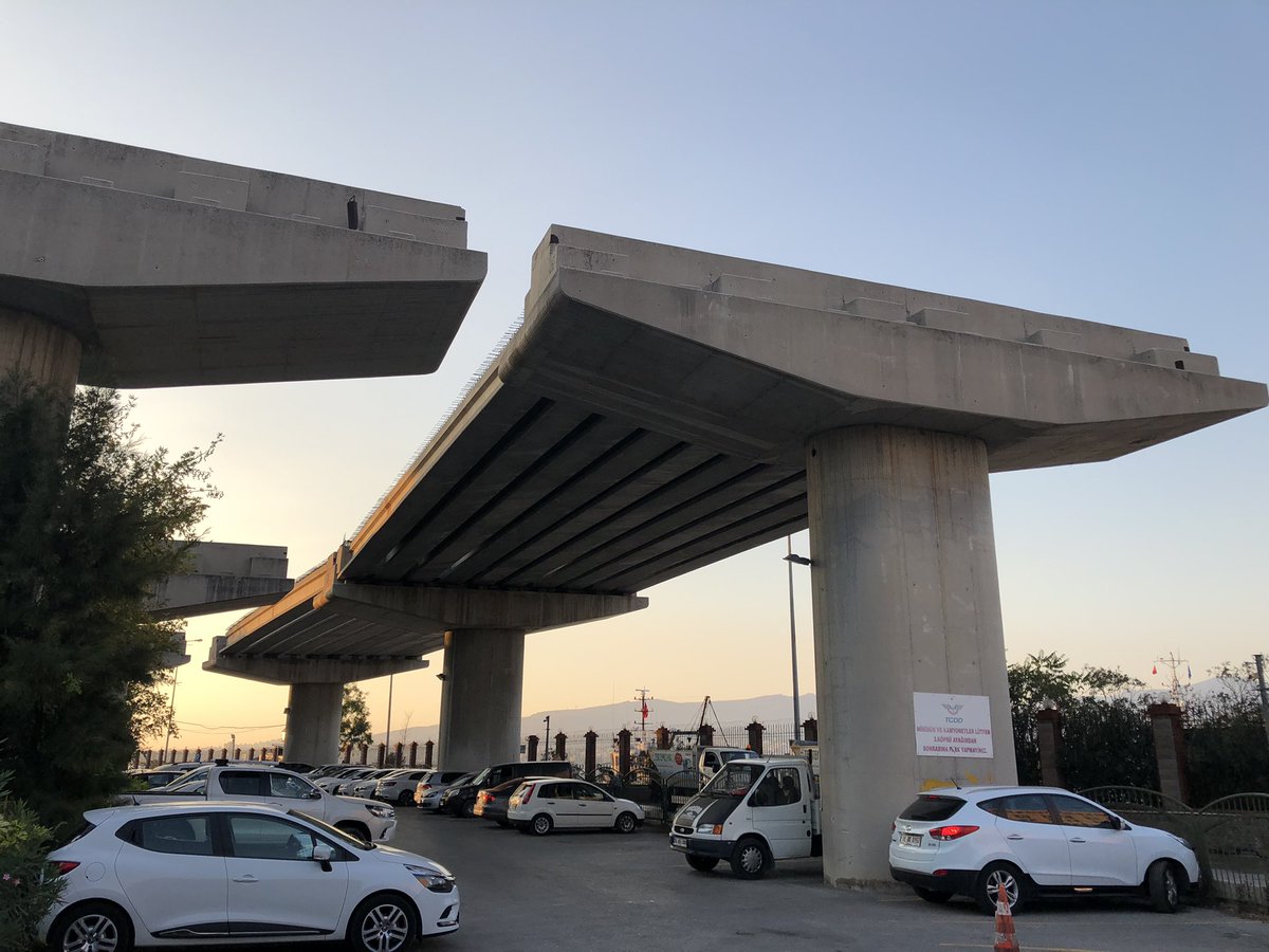 saditekin's tweet image. şimdi size çiçeklere ateş eden adamlardan bahsedicem, toplanın.

25 küsür sene evvel çok şeritli bir yol geçirmek için Kordon’un doldurulmaya başlanmasını ve son anda projenin iptaliyle Alsancak Liman’da yalnız kalan 8 adet viyadük ayağını hemen hemen her İzmirli bilir.