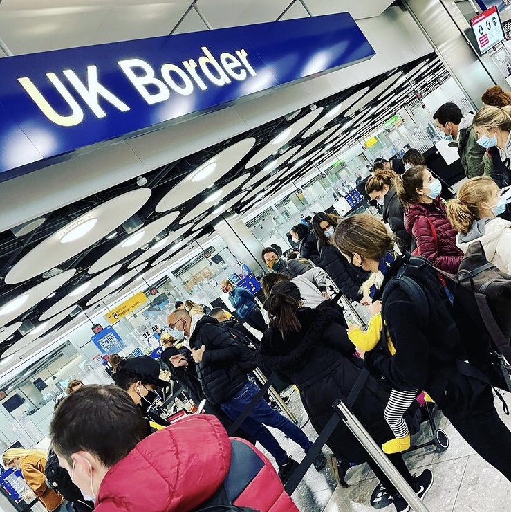 azzylondon's tweet photo. @MailOnline JFK before departure compared to mayhem at LHR arrivals today! #CovidUK https://t.co/4Ui3THcOmn