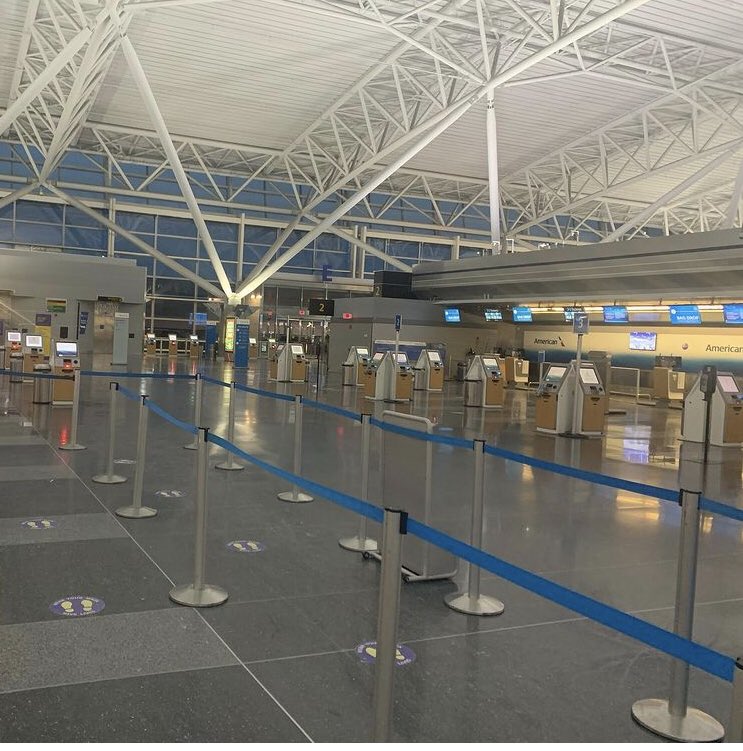 azzylondon's tweet photo. @MailOnline JFK before departure compared to mayhem at LHR arrivals today! #CovidUK https://t.co/4Ui3THcOmn