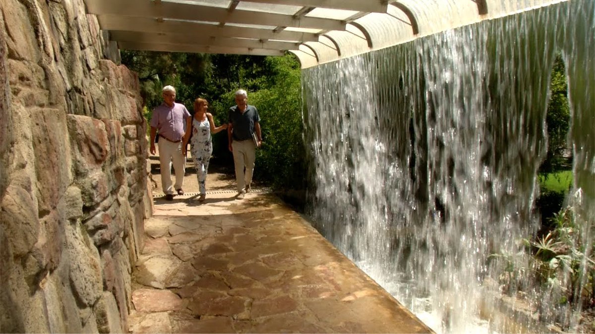 ¿Sabías que en Valencia puedes caminar bajo una cascada? 💦 Visita el Parc de Benicalap  y verás que fotazas salen de este rincón no tan conocido. Con PideTaxi Valencia, llegarás en un instante. Solicita tu taxi a través de nuestra app y despreocúpate del desplazamiento 😊.