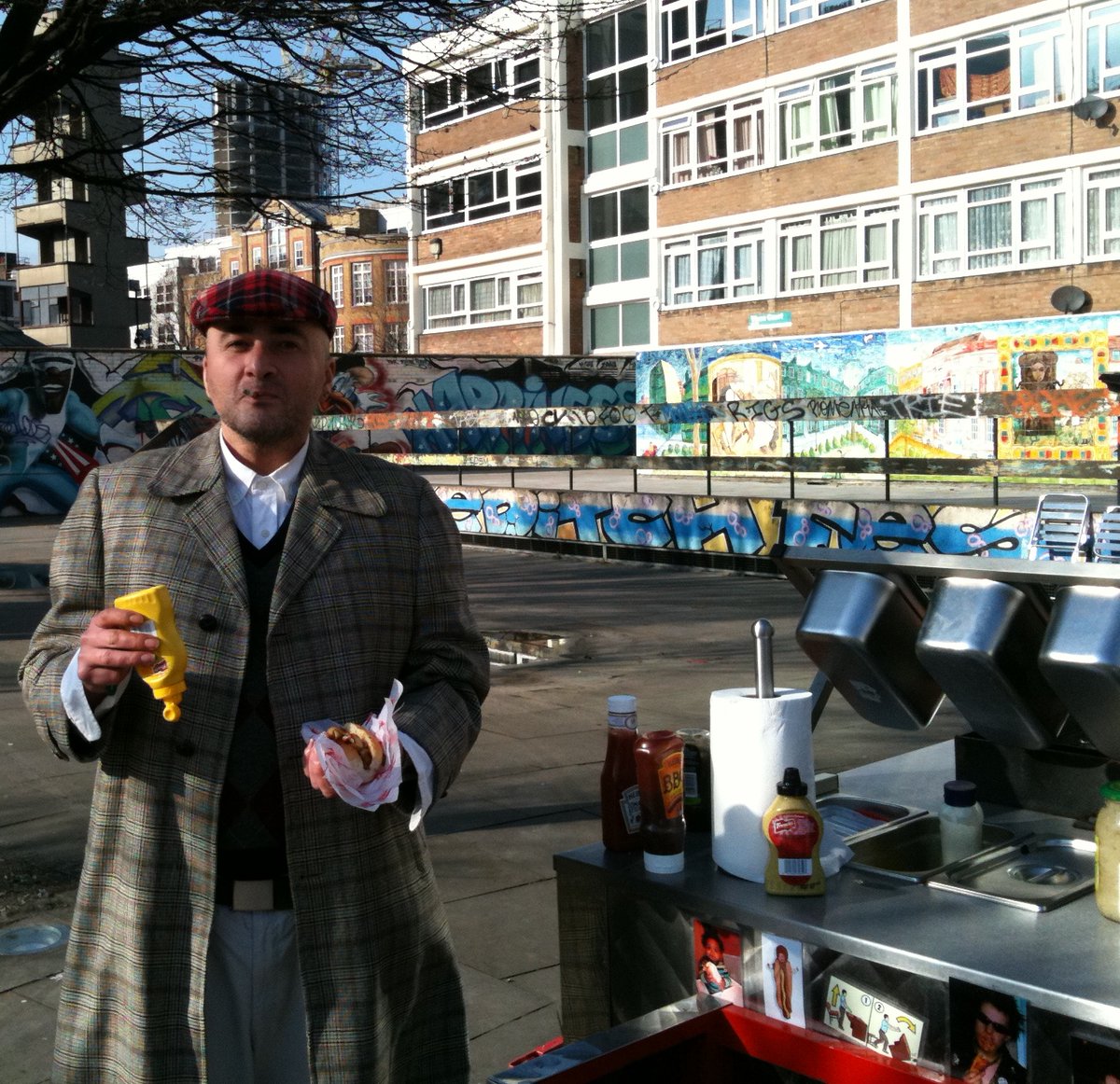BigAppleHotDogs's tweet photo. February Fella with Fag.
What I loved most about the #OldStreet years, were the characters that I'd meet and the surprises & giggles that came with them.
#TheBAHDoldDays #10yearsOfSausage #OriginalStreetFoodMaterial https://t.co/4fJL9LEHxk