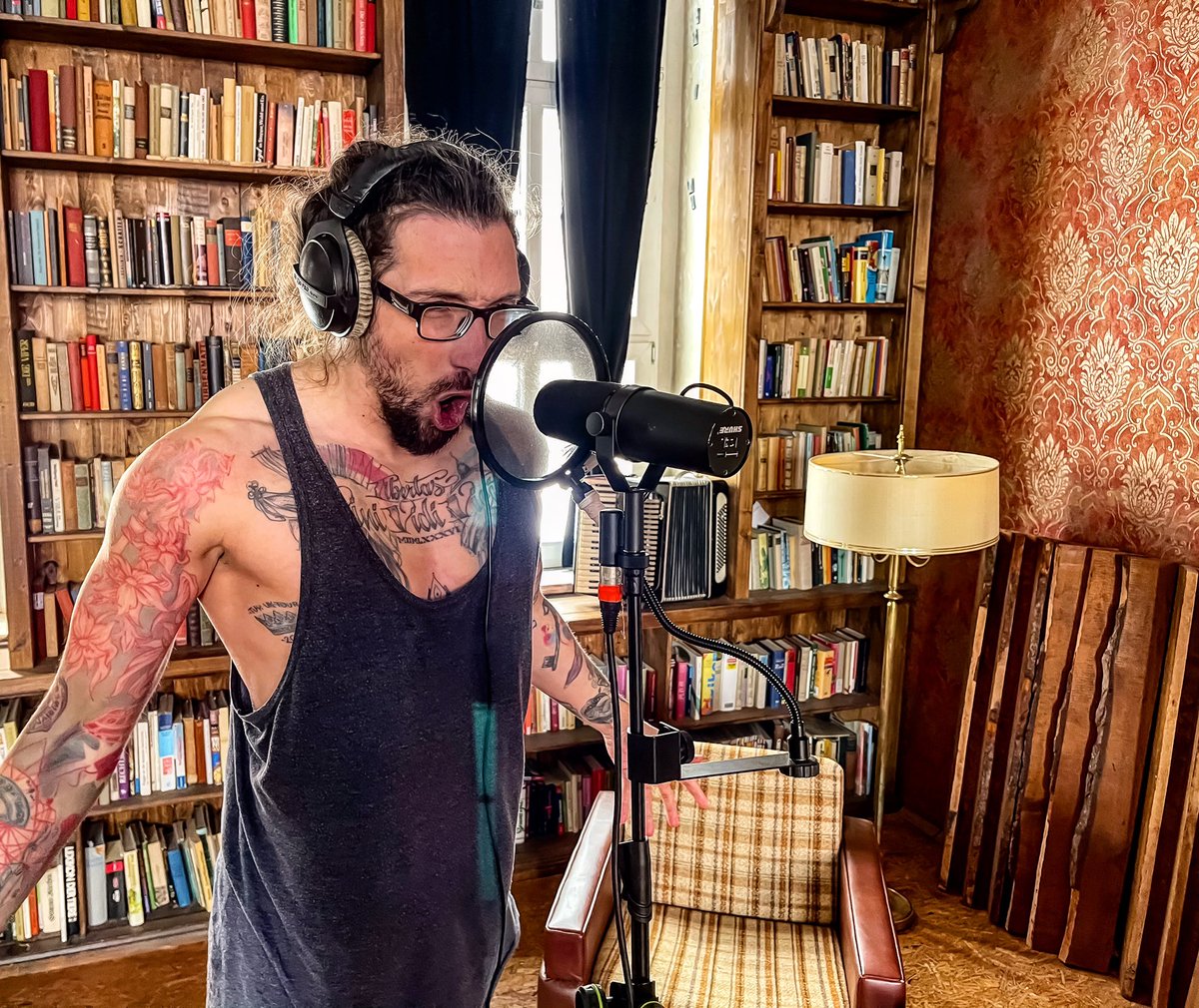 OOPS!... I DID IT AGAIN ✊🏻
Today i had a double feature, get ready for awesome tracks with my lovely voice in Reduction and <a href="/AkumaSix/">AKUMA SIX</a> 🔥