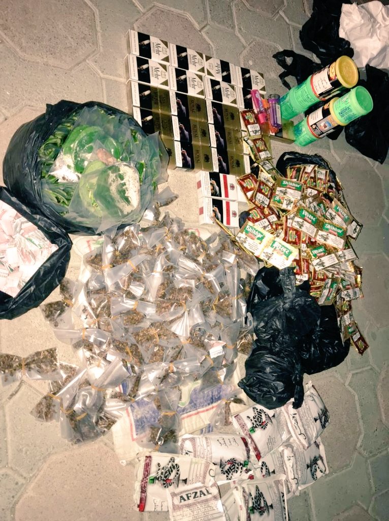 ✨داهمت #بلدية_بركاء بالتعاون مع @RoyalOmanPolice مساء اليوم مواقع تجمع العمالة الوافدة بمنطقة الصومحان جنوب والسوق والحصن نتج عنها، إتلاف عدد من البضائع اشتملت على منتجات التبغ والملابس والمفروشات والخضروات والفواكة بالإضافة إلى بعض الأجهزة الإلكترونية.