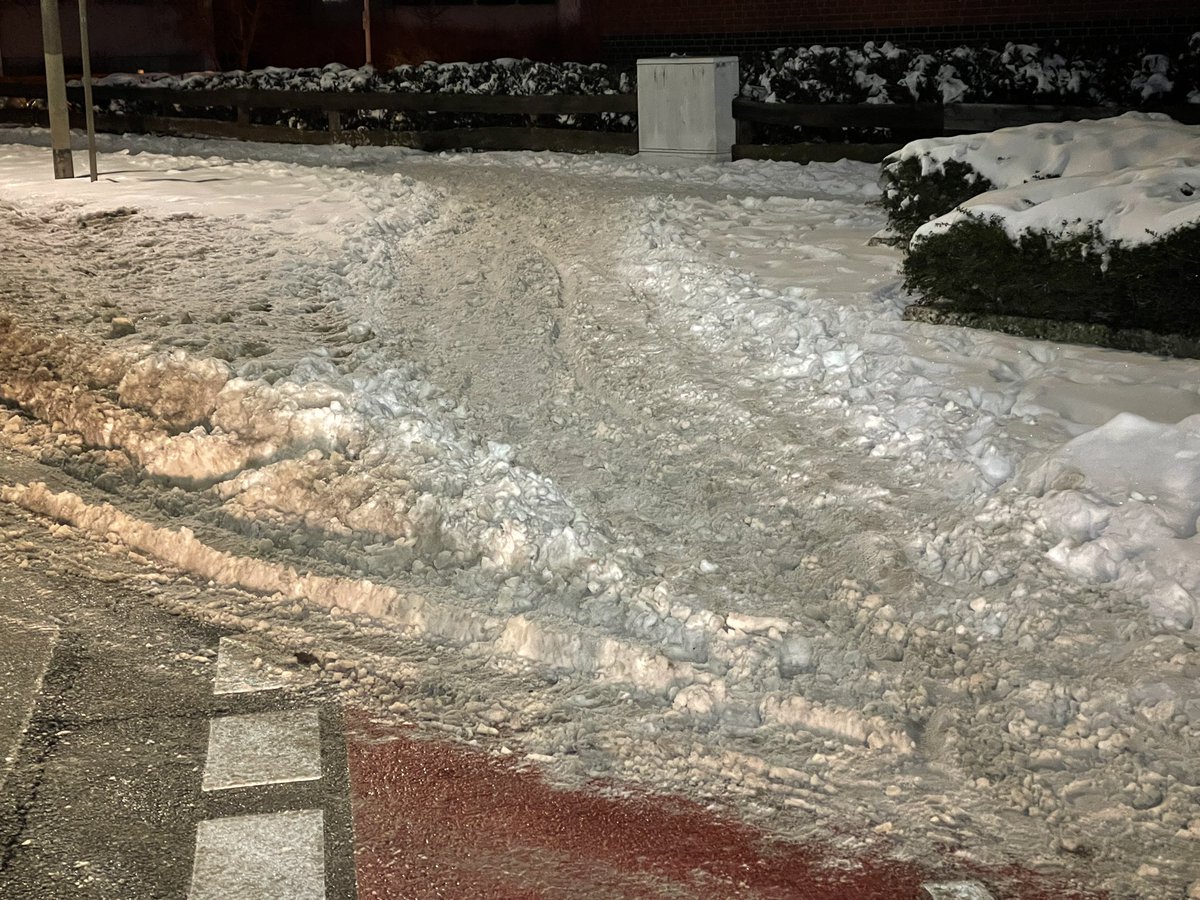 ICESonic6's tweet image. Der Radweg der B441 in Ahlem, Limmer ist natürlich nicht sicher befahrbar @RegionHannover @GruneHannover @AhaRegion @Polizei_H @SwantjeMichael1 @radforum_h @t_gerstenberger @BelitOnay @BMVI @NdsLandesReg @uestra @NDRnds @HAZ_Polizei