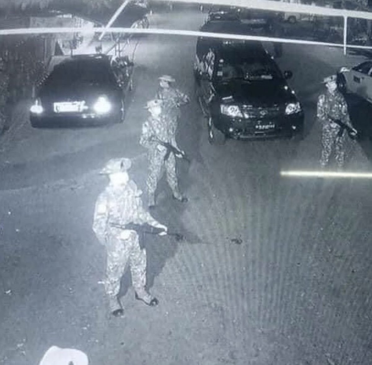 AzualJ's tweet image. Have you ever encountered this situation? Helpers becoming hopeless enemies. Myanmar Military and polices are kidnapping people at night. I have never thought about this in my whole life that all the emergency calls in our country will become a death hole for us.

#SaveMyanmar