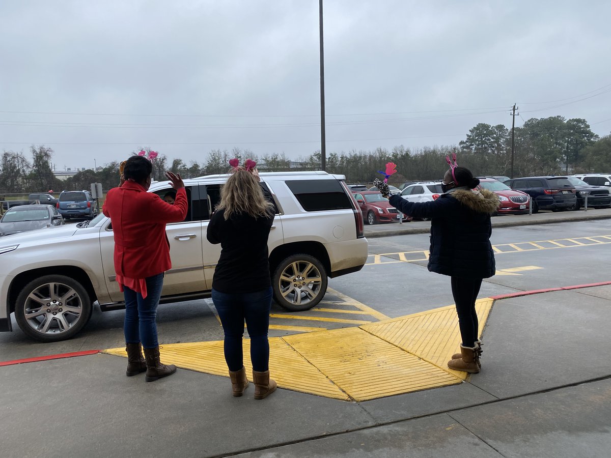 Hinojosa_AISD's tweet photo. Virtual kindergarten teachers passing out some love! Valentine drive thru event @Hinojosa_AISD. #HinojosaHighlights #AldineAnywhere @AldineFace https://t.co/5b4HXUXTtw