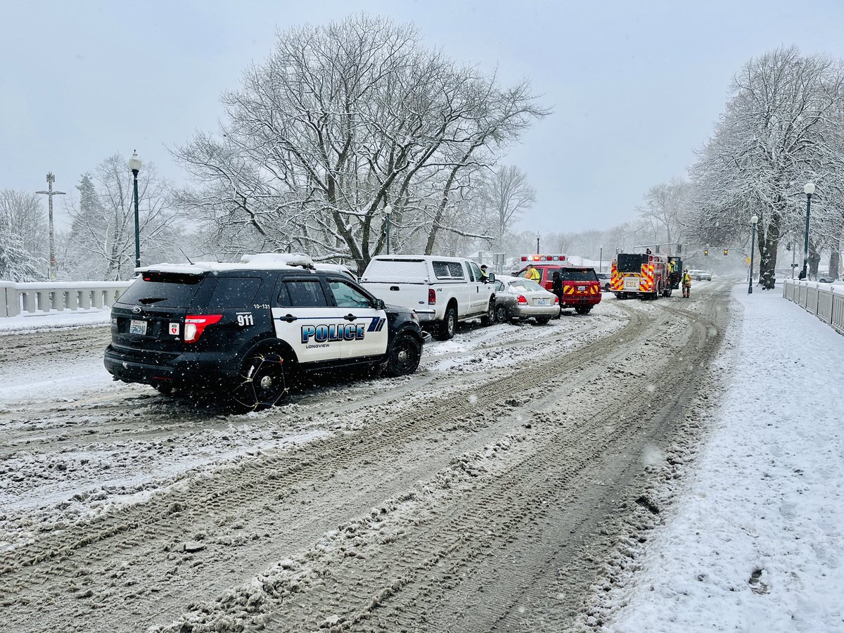 LongviewPD's tweet image. The Washington Way Bridge was briefly blocked by a three vehicle crash. Roadway is open again. Drive safely out there.