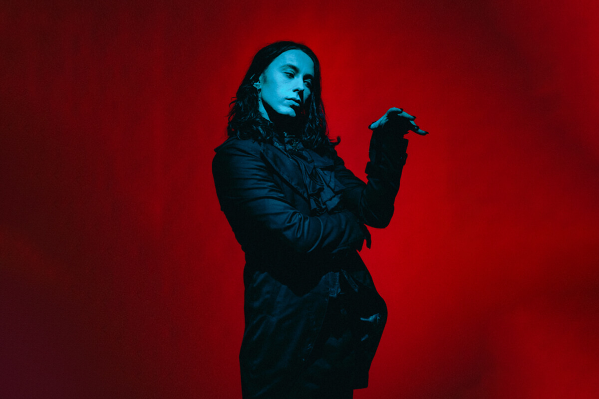 Falling in reverse losing my mind. Вампирская гитара. Falling reverse i not a vampire. Ронни радке im not a vampire revamped. Falling in reverse im not a vampire revamped.