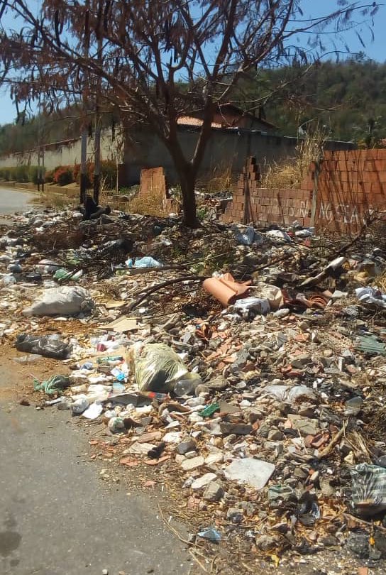 leonjura's tweet photo. Más temprano nuestras cuadrillas realizaron una jornada de limpieza en la Urb. La Esmeralda, aquí les mostramos el antes y el después fotográfico de la zona. Sin duda alguna debemos crear conciencia vecinos, es responsabilidad de todos seguir manteniendo nuestro espacios https://t.co/hnZexWnQkT