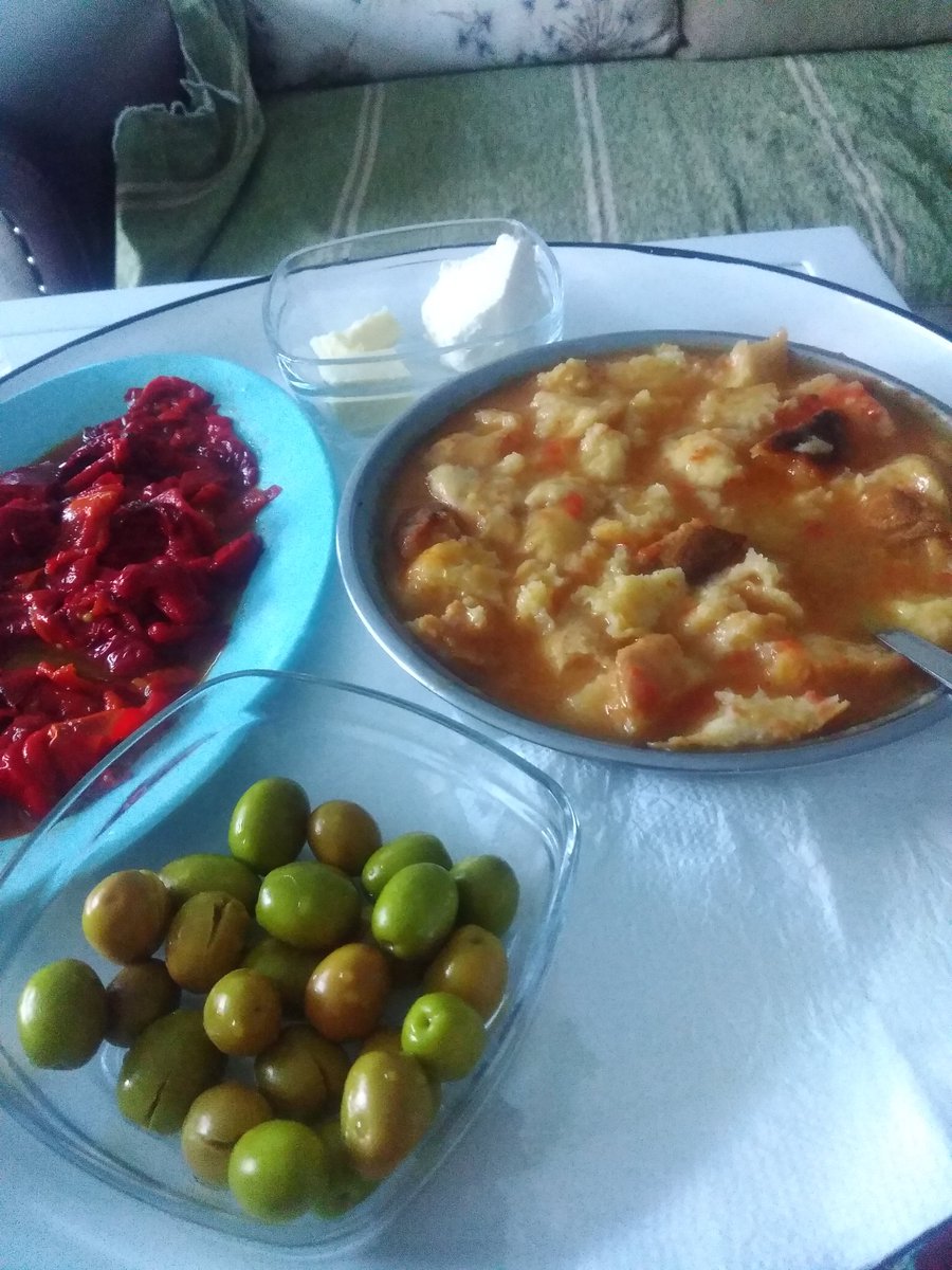 Çocuk luğumuzun sabah ve akşam yemeği, yinede çok mutluyduk helal lokmaydı yediklerimiz alınteriydi tarlalar da geçti en güzel yıllarımız,