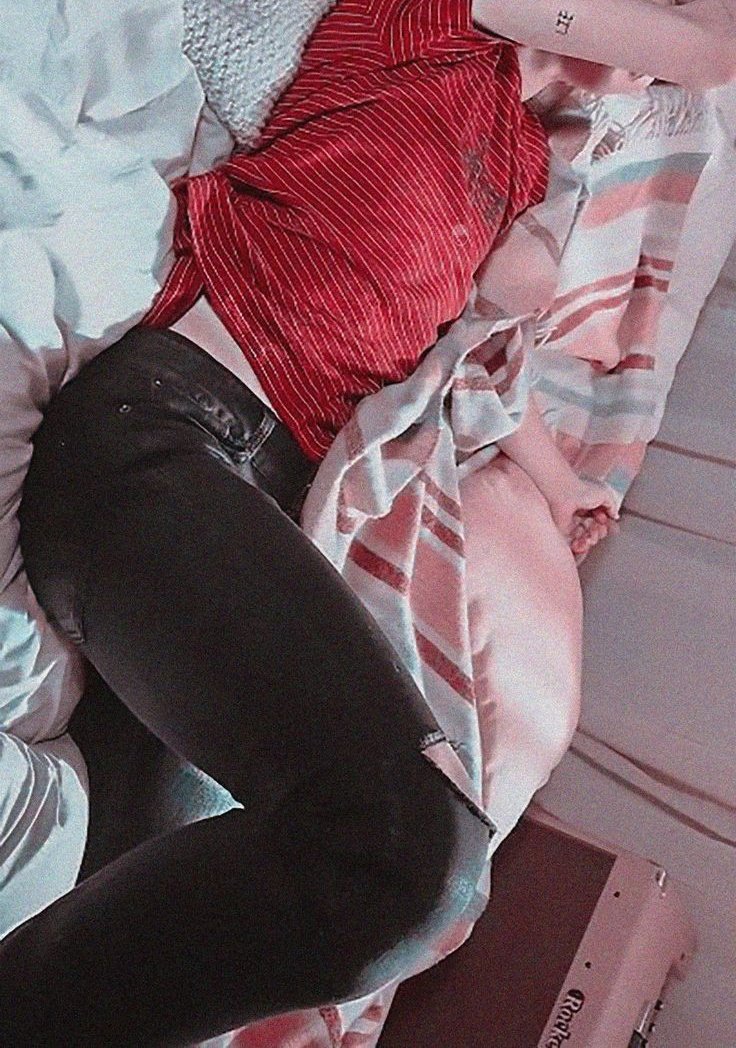 Spacedsonn's tweet photo. O rosto.                  //              O corpo. https://t.co/U386sdVjIj