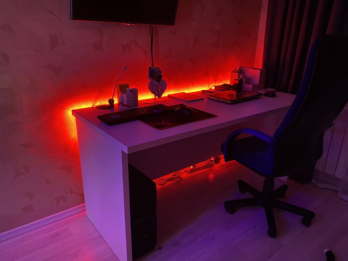 HoldOneToMe's tweet image. источники радости для тех, кому за 20 - купили новый компьютерный стол (двухместный)