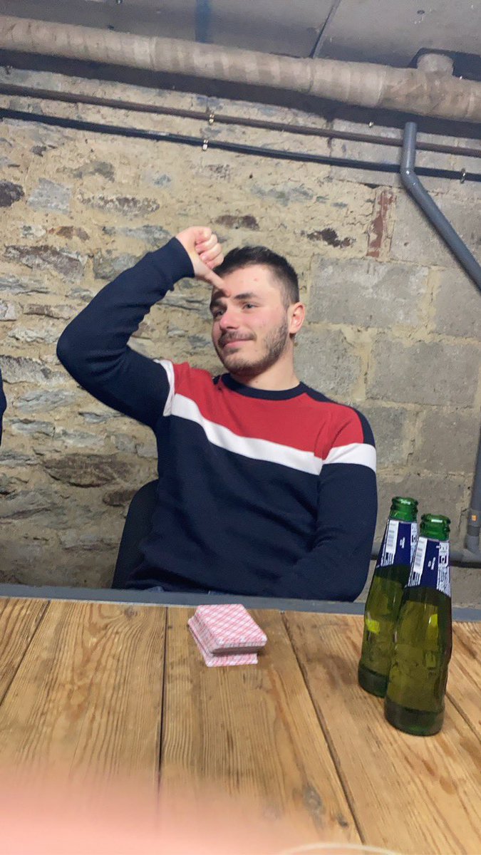 MatteoMaurice's tweet photo. Sa mère j’étais en train de prendre une photo #buskis https://t.co/Z1vVXY4h8I