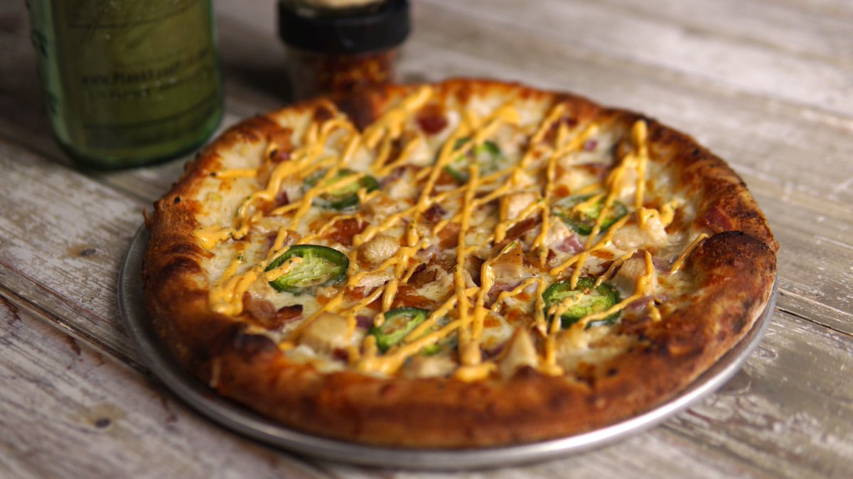 PlankRoadPizza's tweet image. Warm up this weekend with the February special - The Wicked Chicken 🔥
.
#pizza #spicypizza #eatlocal #cottlevillemo #cottleville #keepcottlevillecool