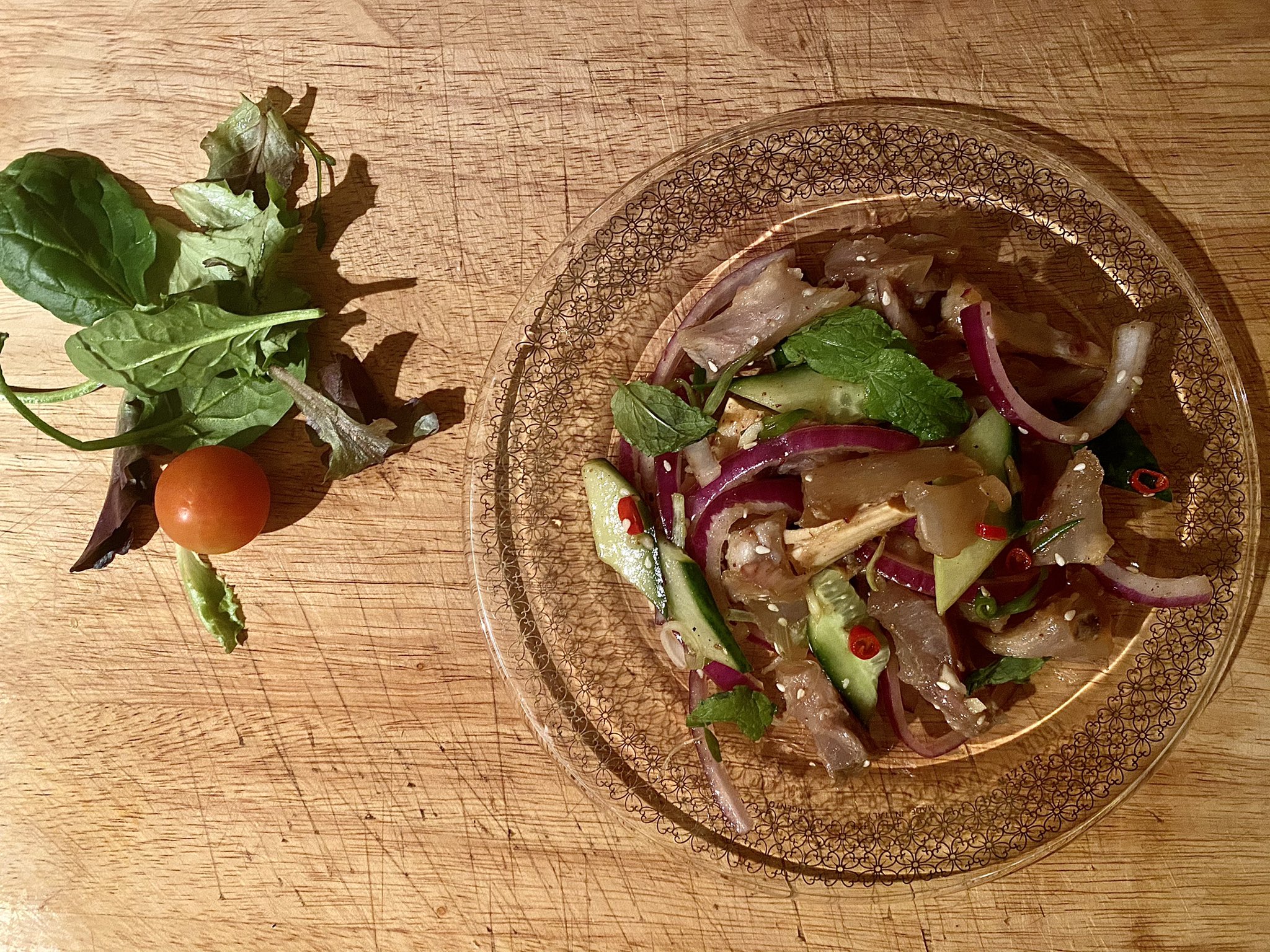 微空啤酒馆 Feng Gu Al Twitter 剩点蹄筋凉拌下酒 中超买的食材 还学个字 孖 广东人把牛蹄筋叫牛孖筋 感觉汉字根本认不完 老回民菜拌法 加了几片薄荷叶 T Co 1diagixlhn Twitter