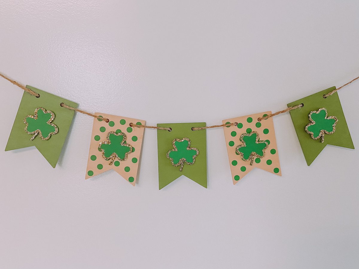 LilyRoseDecor1's tweet photo. St. Patty’s Day banner☘️
So fun to make something new and different for my shop. Thinking about adding wood banners to my shop, what do you guys think? Would be super cute for birthday parties, weddings, room decor, photo props, etc. ✨ https://t.co/dNmt6fDPdf