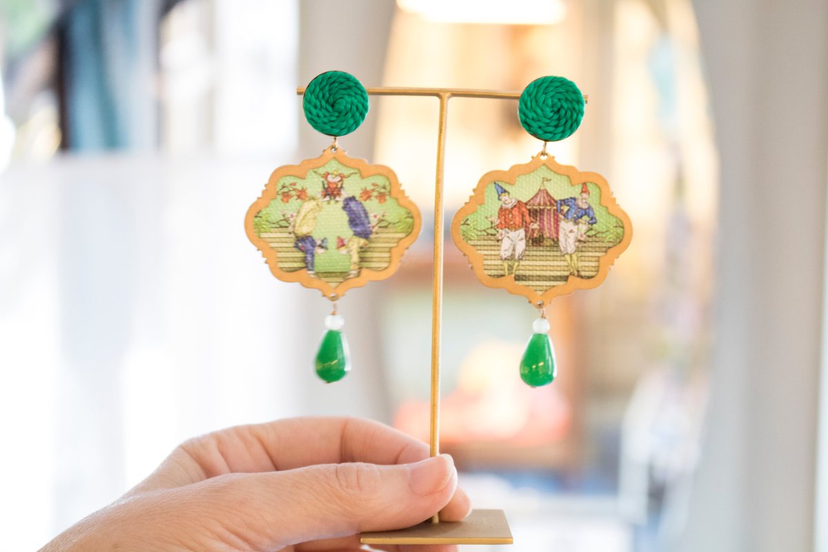 Atlantis Complementos trabaja con dos mujeres italianas que encargan sus diseños a maestros artesanos y que elaboran maravillas como éstas💙
Dar actualidad a la #joyería clásica.
🌍 Bengoetxea, 1
🔗atlantissansebastian.com
#HemenGOShopping #Donostia