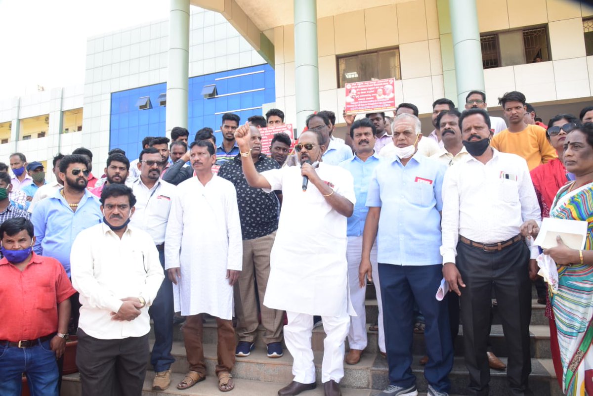 AIRAAAOFFICIAL's tweet photo. Gm office hubli,SWR🚩✊

#RailwayApprenticesProtests https://t.co/Ylr3N8QlYa