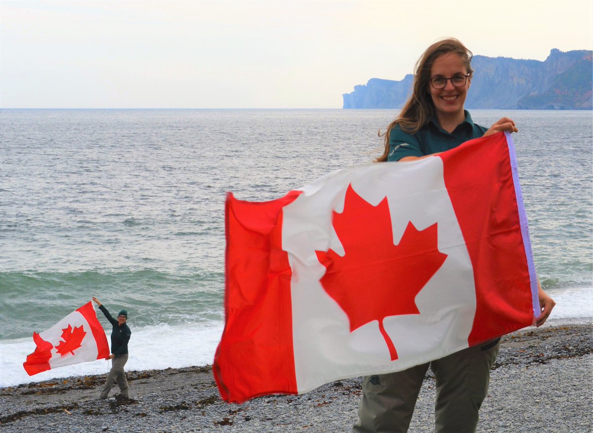 ParcsCanada's tweet photo. Bon #vendredi! Pour agrémenter votre journée, voici des vues magnifiques du #PNForillon avec le drapeau 🇨🇦! Nous avons hâte de célébrer le #JourDuDrapeau de la maison le 15 fév! Vous aussi? 🙌 @Patrimoinecdn https://t.co/LPftTcG9vk