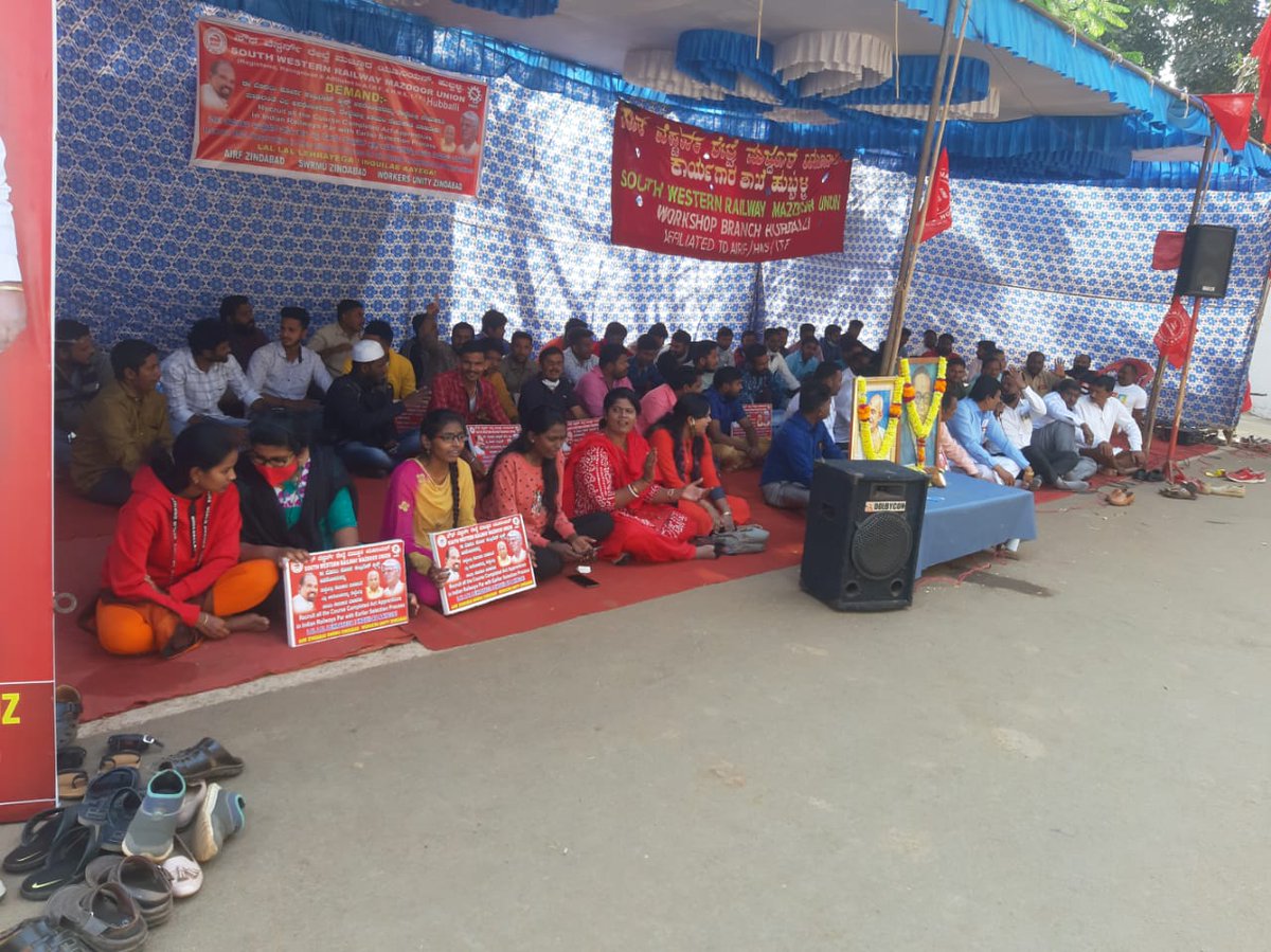 AIRAAAOFFICIAL's tweet photo. Gm office hubli,SWR🚩✊

#RailwayApprenticesProtests https://t.co/Ylr3N8QlYa