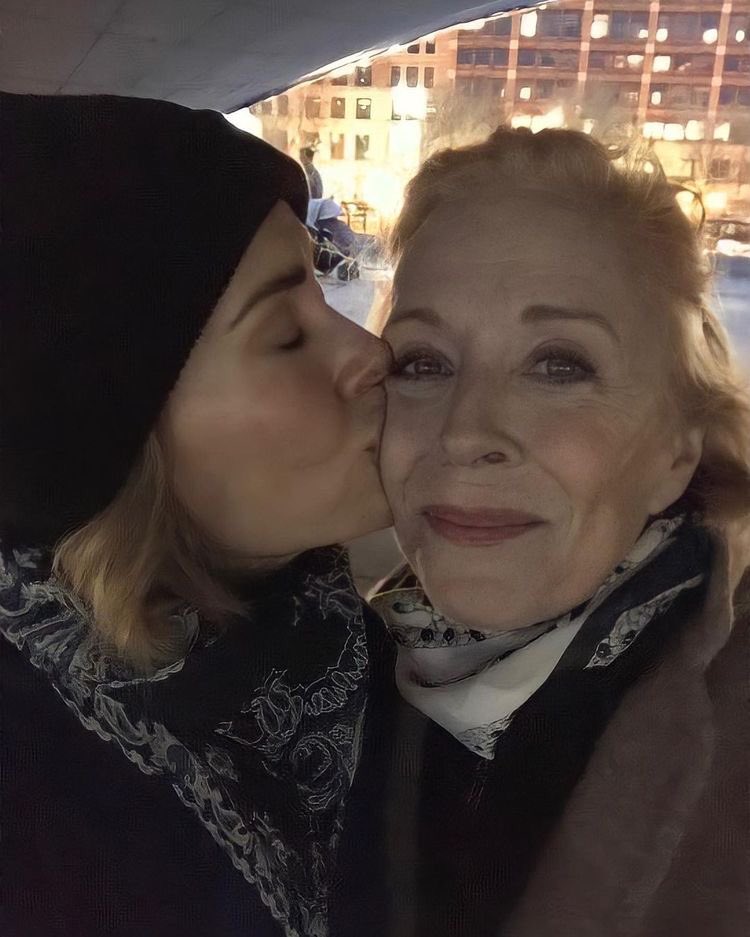 Sarah Paulson and Holland Taylor being the cutest,the most beautiful and the most stylish couple a thread ;