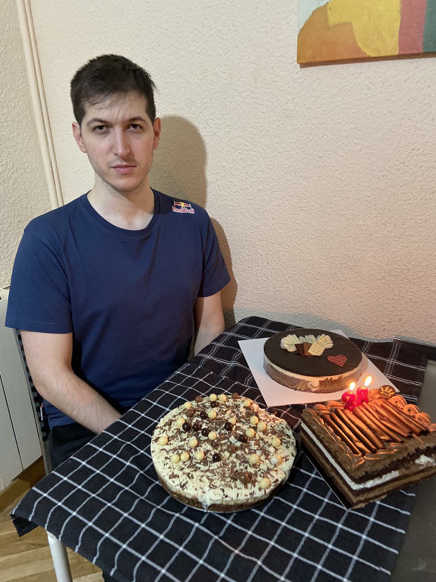 chutyvk's tweet photo. 28 🎂 

No Sergio! Donde te sentaste? X 3

Ahora mismo somos el mismo número de personas que de tartas en casa 😂

Gracias a tod@s por vuestras felicitaciones ❤️ https://t.co/fQn0BaP6xv