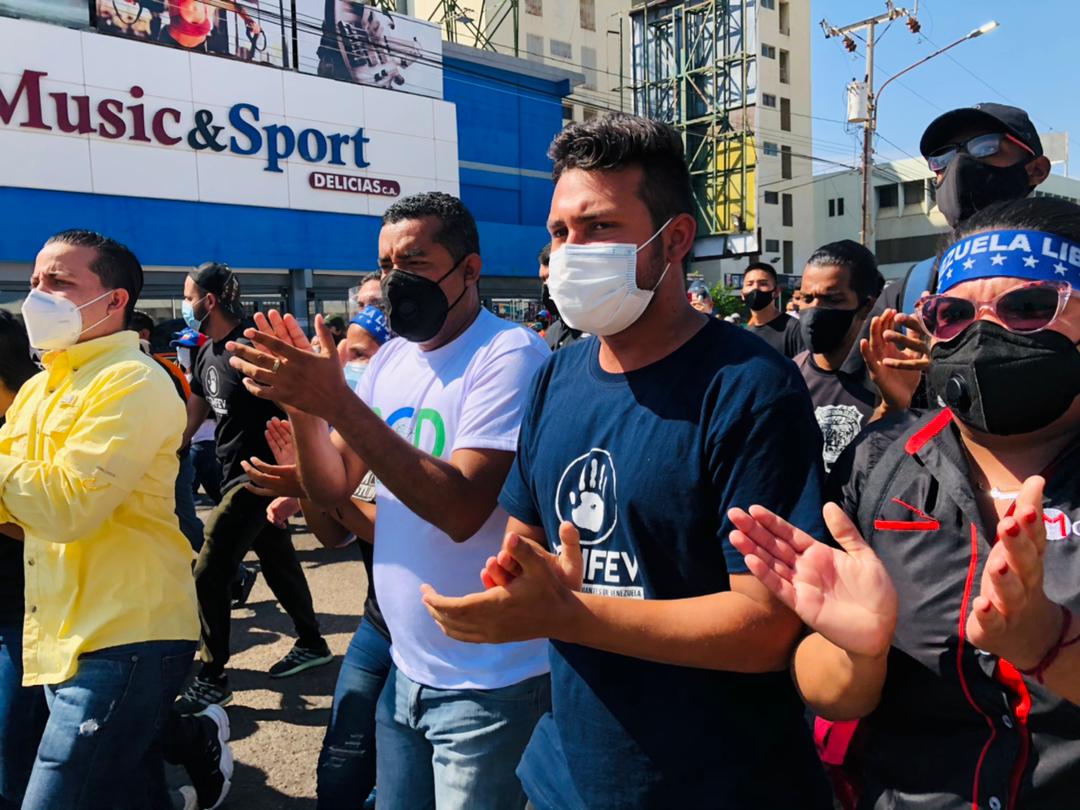Nuestros jóvenes zulianos hoy también tomaron las calles para exigir justicia por el deterioro de sus casas de estudios, por la falta de oportunidades y la destrucción de los servicios públicos. Todos nuestros estudiantes son ejemplo de lucha y constancia por nuestro país!