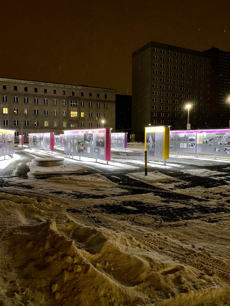 Rev89_de's tweet photo. Die Open-Air-#Ausstellung ist von #Schnee und #Eis befreit und das Wetter am Wochenende soll blendend werden. Steht einem Ausstellungsbesuch unter freiem Himmel und unter Einhaltung der #AHA-Regeln also nichts mehr im Wege! https://t.co/tuZQSgNMx2