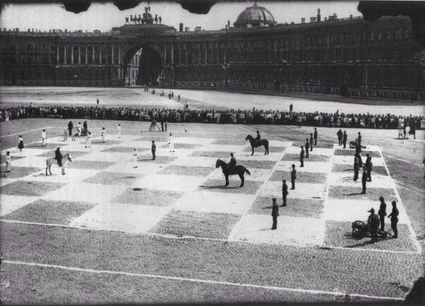 blowingfact's tweet photo. A human chess game played in 1924, the game took 5 hours and ended in a draw. https://t.co/98ZJKoQKKI