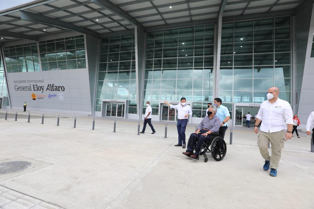 Lenin's tweet photo. ¡Qué grato estar en Manta y entregar aeropuerto Eloy Alfaro a esta bella ciudad! Un proyecto que es parte importante del engranaje activado para motivar comercio, producción y economía, y con ello generar más empleo. Esta obra significa prosperidad para Manabí. #SembramosFuturo https://t.co/uD9LOYrtJx