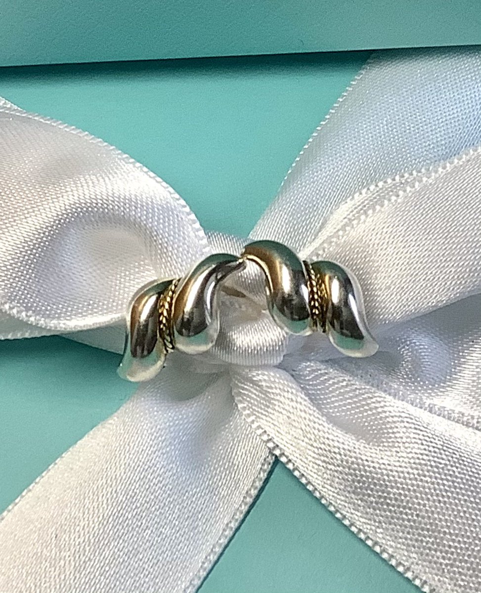 eBayEverything's tweet photo. Valentine’s Day is Sunday!  Don’t worry it’s not too late...check out this beautiful Tiffany silver &amp; gold earrings! #valentinesday2021 #Valentines #HappyValentinesDay #love #SinglesAwarenessDay 
https://t.co/Ymz2fZrHDN https://t.co/aJvOIuCpCR