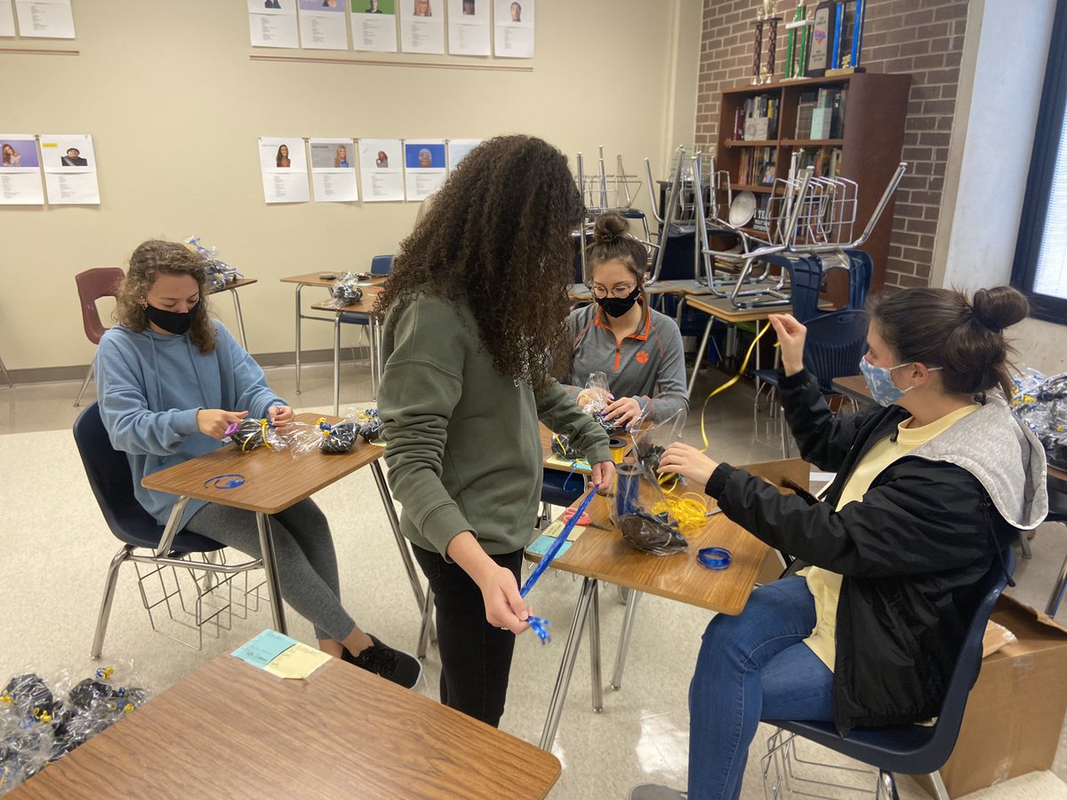 LexingtonSIA's tweet image. SO excited to donate over 110 Facemasks for Families bags as gifts for children and their families as they enter the Children’s Hospital. A bag supplies 3-5 masks per family. We have other schools joining us in this cause as well! Watch the difference Lex1 will make together!