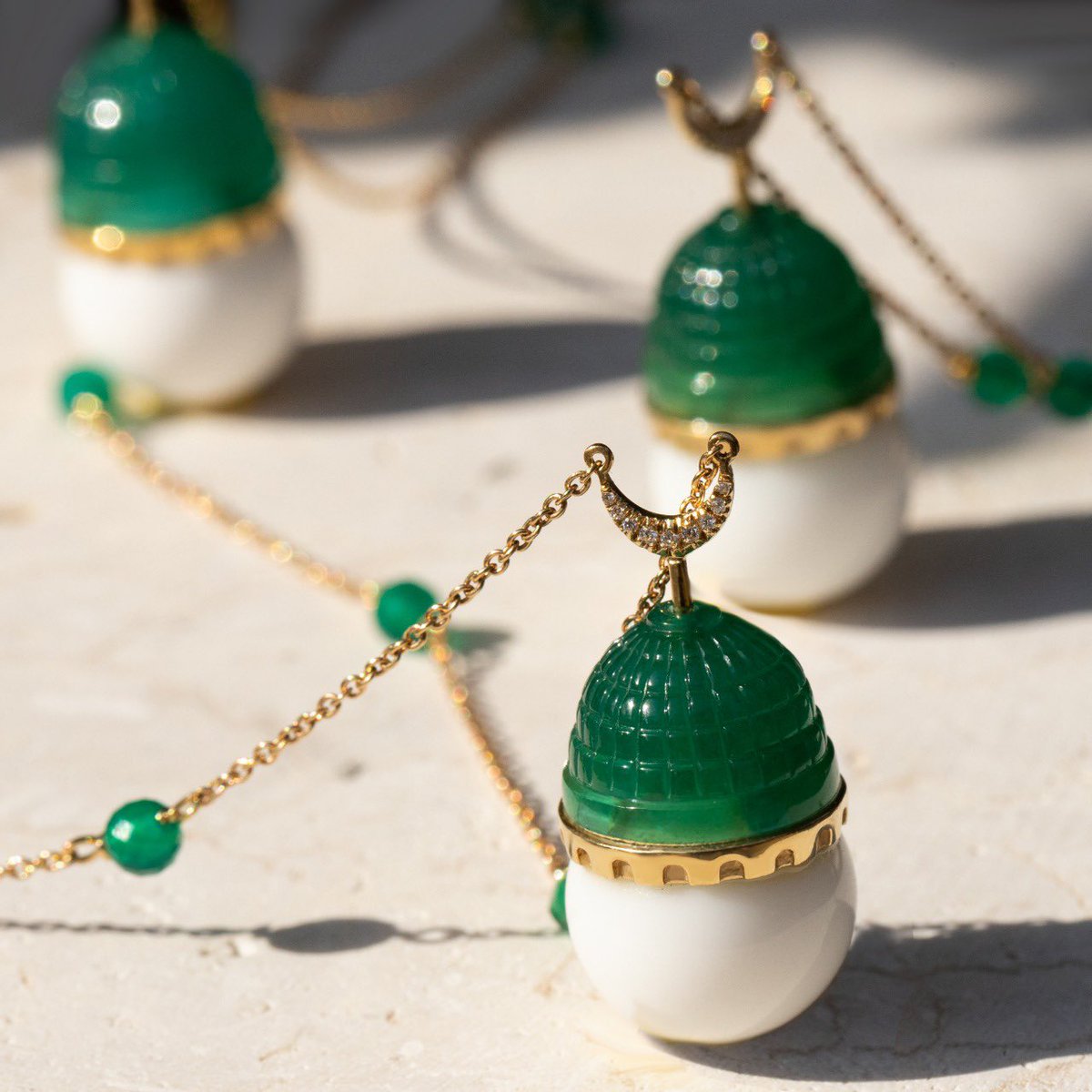 Charmaleena's tweet photo. مجموعة" سلام " 💚 من قلبي سلام.. لطيبة 💚اذا لم تطب في  طيبة عند طيب طابت به الدنيا فأين تطيب ؟

سلسال المدينة المنورة  تمثلت في القبة الخضراء المحفور من حجر الاڤنتورين وحجر الاونكس الأبيض مع الألماس والذهب عيار ١٨ #المدينة_المنورة #مجوهرات #سعودية https://t.co/3vKp72pGeh