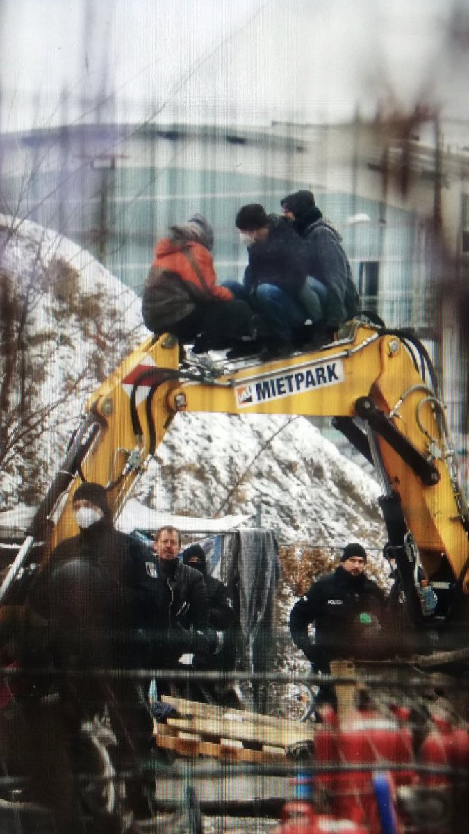 ibuibu_nk's tweet photo. Was wir nicht vergessen dürfen: 

Noch ist die #Zeltstadt in der #RummelsburgerBucht nicht abgerissen. Bereitet euch in euren Gruppen vor, haltet euch bereit: Verhindern wir die Zerstörung der Zeltstadt! 
Die Hütten denen, die drin wohnten! 
#ZeltstadtBleibt #b1202 #b1302 #b1402 https://t.co/puHPceXD5v