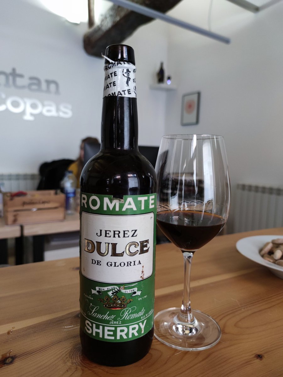 En este #viviernes amoroso nuestro amigo @ruwines nos ha regalado por San Valentín este dulce de Pedro Ximénez de @SanchezRomate que, según nos han indicado, será del 80 y alguno. ¡Increíblemente vivo!! Gracias amigo por esta joya 💖
#pintancopas #vinilovers #sherry #vinosdejerez