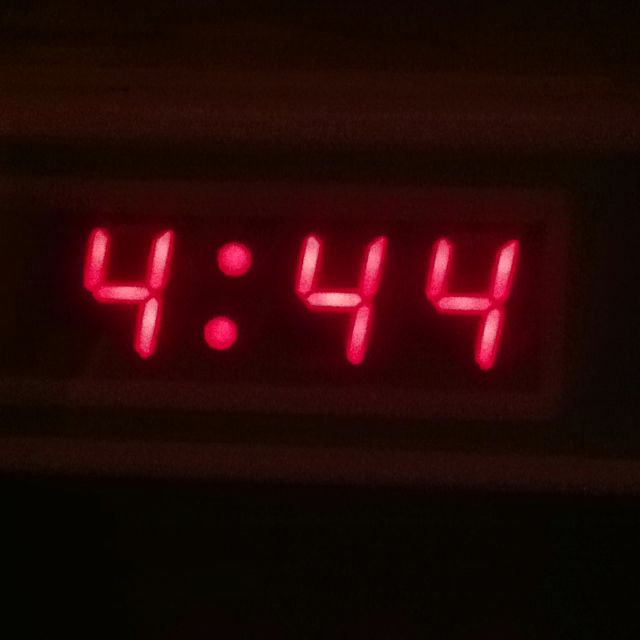 6/ Quality, not quantityThe best way to keep insomniacs awake is to tell them they need 8 hours of sleep to be healthy. This norm made my racing mind spin faster when I looked at my clock:''Ok, so it's 4:44 am. I'll get 2 hours and 16 minutes if I fall asleep right NOW! ''