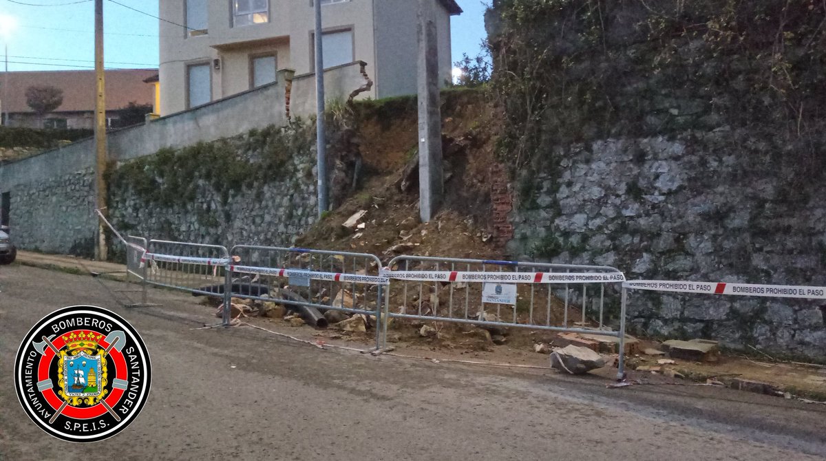ASISTENCIA TÉCNICA
18:10h Desplazamos dotación 🚒 , grúa y Técnico de Intervención (9👨‍🚒) a la calle Perines de #Santander por muro desprendido.
No se observa caída inminente y se valla por precaución.