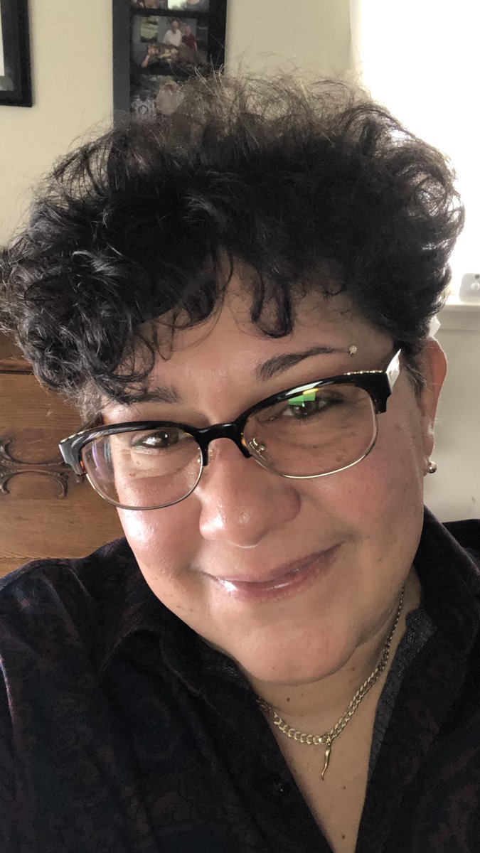 TracytheAuthor's tweet photo. Got new specs! Whatcha guys thinks? https://t.co/OZ7DCsWqZe