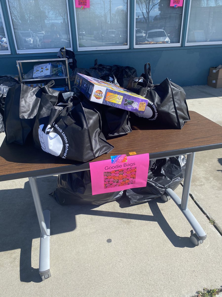 MsGrunewald's tweet image. Our drive-through ‘Fischer Loves Community’ event was a success! What a great way to end the week! @AlumRockUnion #dpvils #fmslearning #arusdunited #arusdunidos