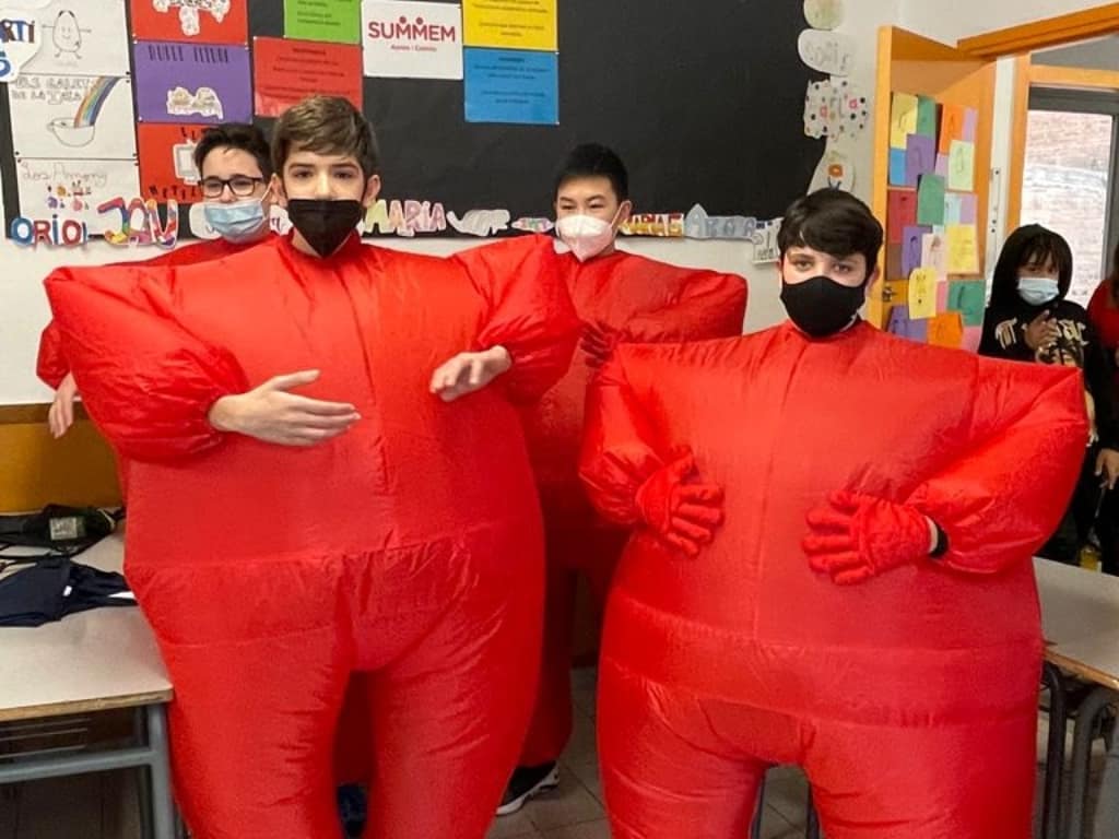 epiasabadell's tweet photo. LES COMPARSES A SEGON.
Els de 2n d'ESO hem vingut disfressats per comparses. Hem fet un concurs de disfresses i tots hem obtingut premi. També hem fet un taller molt interessant sobre escriptura a l'Edat Mitjana. 
#2NESOPIASABADELL
#SECUNDÀRIAPIASABADELL https://t.co/EC4rKzs8SQ