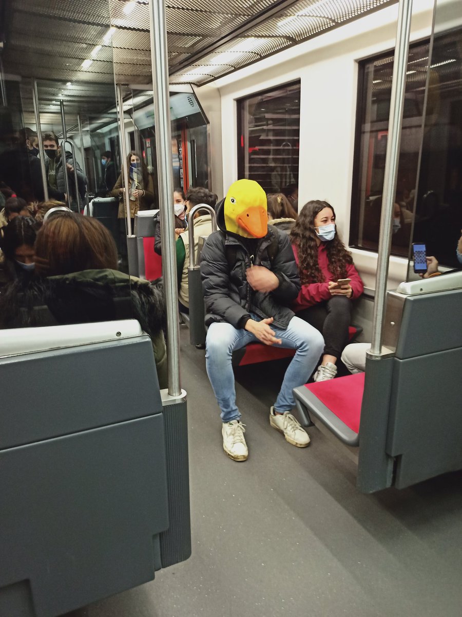 markilimanjaro's tweet photo. Y esa mascarilla nueva de donde sale??  @metrobilbado https://t.co/pySpQbI32P