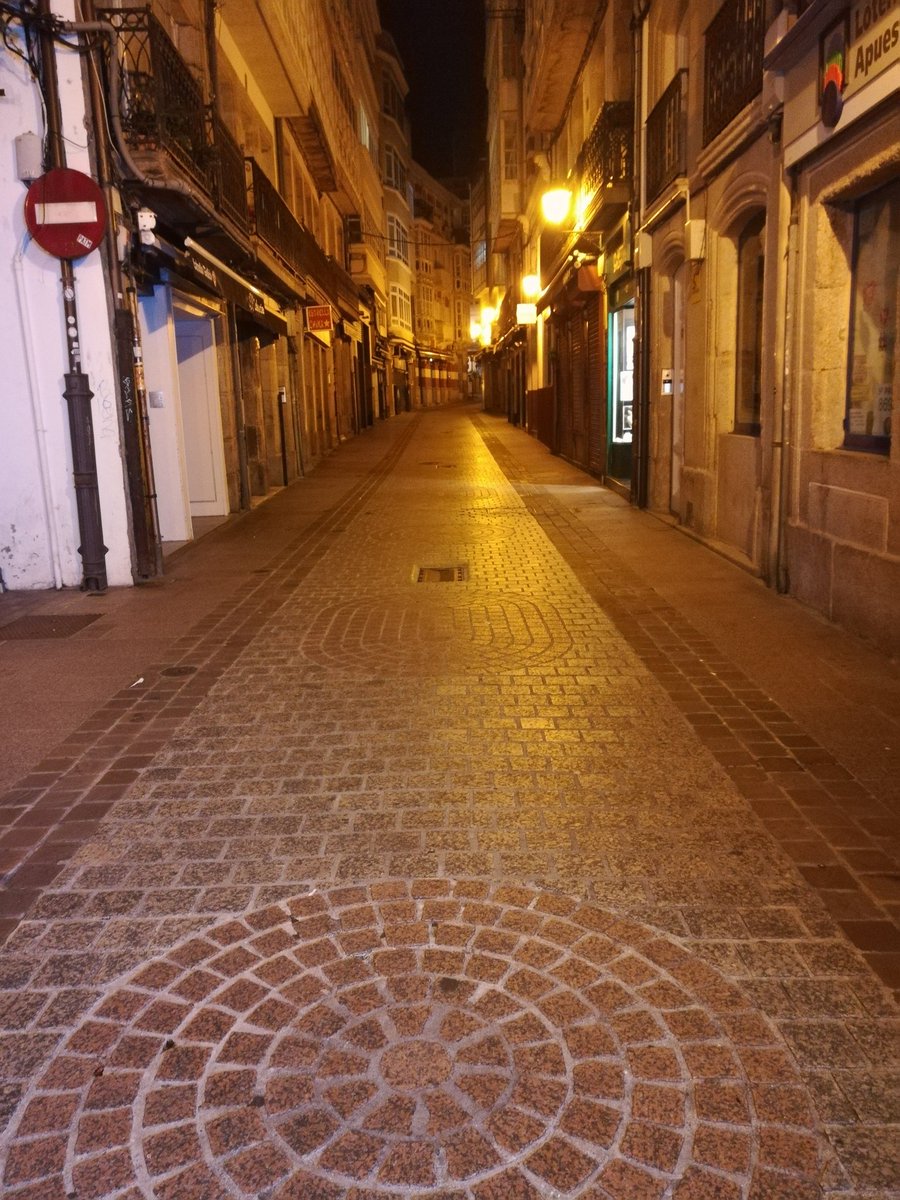 CarlosLMiranda's tweet photo. A Coruña, viernes de Carnaval, 21:48 horas #tremendo https://t.co/scSxIeqGrA