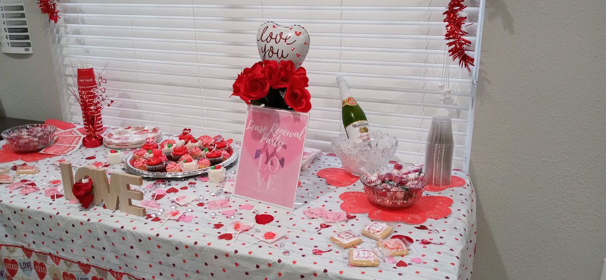 Our Valentine's Day themed Lease Renewal set-up makes us so happy 😍 #ParkEastI #ParkEastII #LeaseRenewal #ValentinesDay #Valentine #Love #BatonRouge #Louisiana