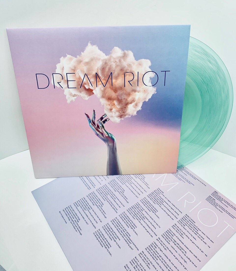 MicroforumVinyl's tweet photo. Proud to be apart of @FeaturetteMusic’s eye candy release! This gorgeous teal really evokes every kind of emotion. #vinyl #record #recordcollecting #records #wemadethis #wemakerecords #newmusic https://t.co/kMUZULAT4H