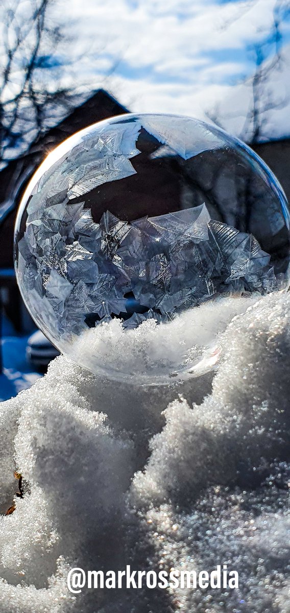 mark_ross_Photo's tweet photo. Glück besteht aus Sternschnuppen, Seifenblasen, Sonne auf der Haut.

#frozen #frozennature #seifenblasen #bubbles #bubble #soapbubbles #bubble #icebubble #ice #winter #perfection https://t.co/YoREDwlhXN