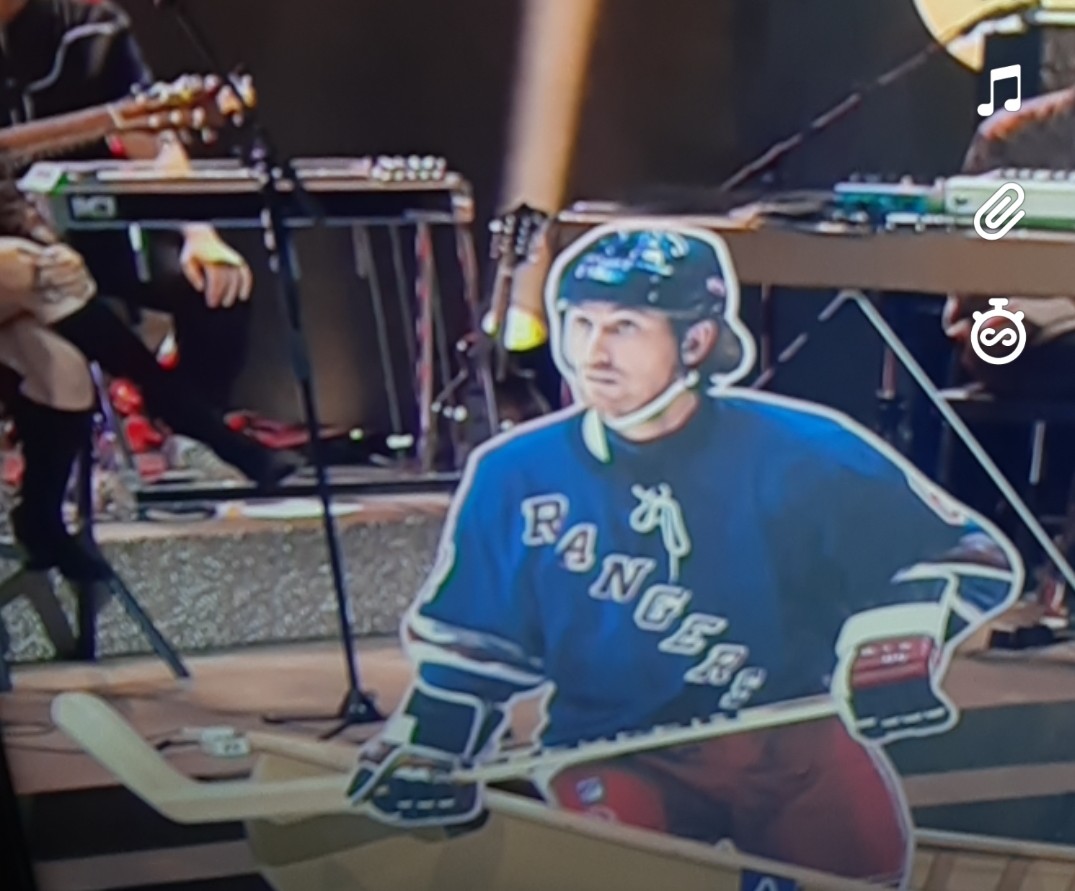 Max_xths tweet media