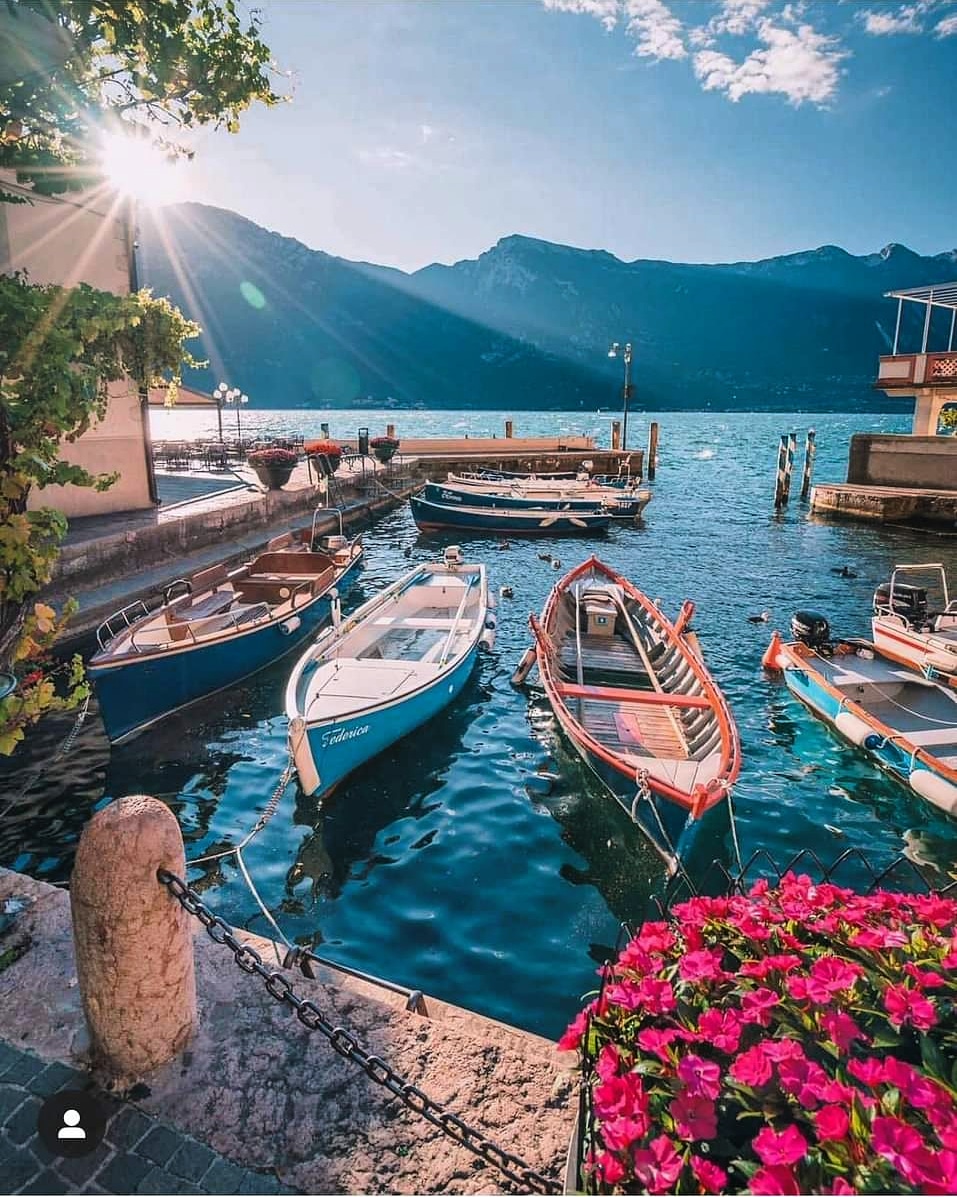 🇮🇹 Limone sul Garda, Brescia, Lombardia
📷 Italia - Italy

#limonesulgarda #lakegarda #lagogigarda #brescia #lombardia #goodmorning #buongiorno #beautifulday #beautiful #sun #boat #barca #lake #lago #travel #instagood #travelplace #travelphoto #italy #italytrip #italytravel #ita