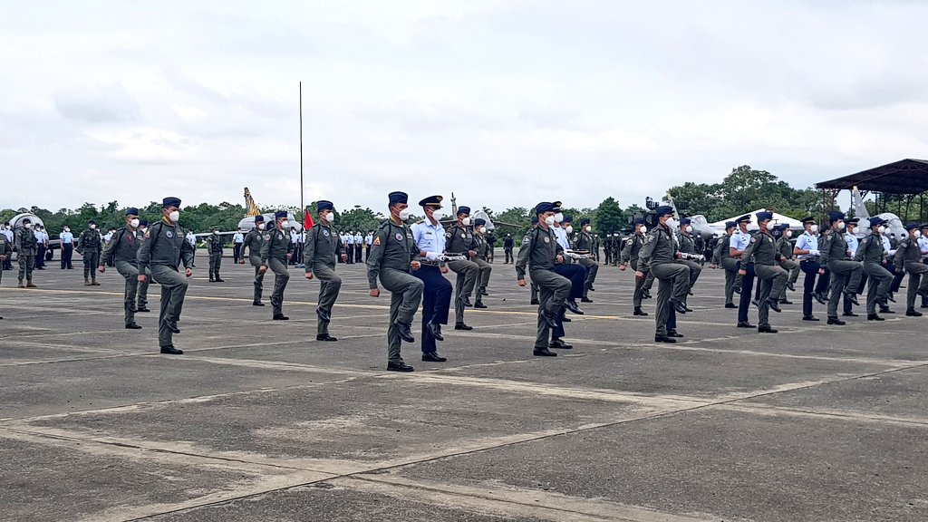 FuerzaAereaEc's tweet photo. En la ceremonia militar por conmemorarse el aniversario de la Victoria Aérea en el Cenepa y Día de la Aviación de Combate se realiza la entrega de diplomas a los señores oficiales y aerotécnicos que obtuvieron nuevas calificaciones operativas en el año 2020.
#10FebAvCombate https://t.co/4Mf6PODrd0